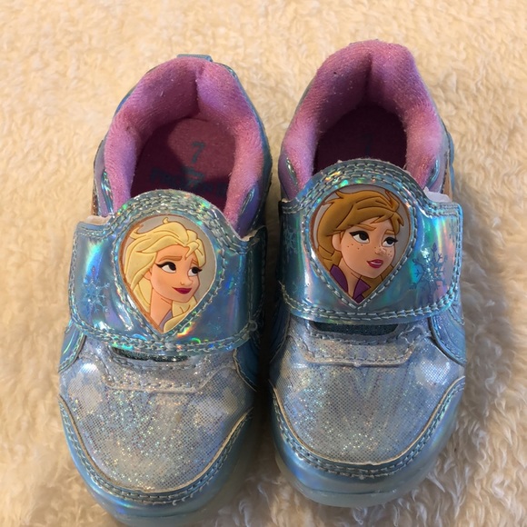 Frozen 2 Light up shoes! - Picture 3 of 15